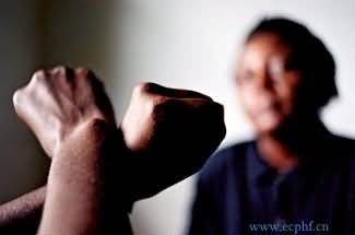 两只拳头的图像代表针对妇女的暴力。