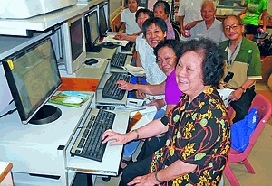学习使用互联网有助于这些老年人参与社会生活