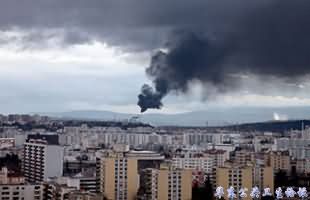 法国里昂南部一家石化企业在焚烧其冶炼副产品时排放黑烟