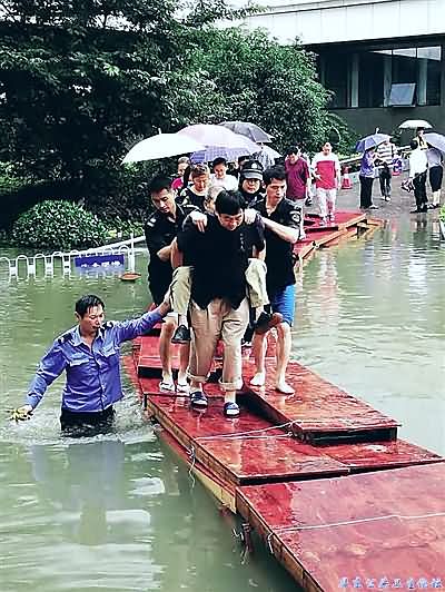 武汉大学人民医院在院内积水区架设起“连心桥”