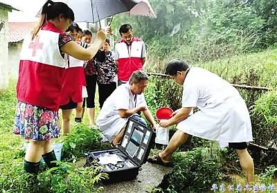 益阳市资阳区疾病预防控制中心的工作人员近日在灾区进行水源采样