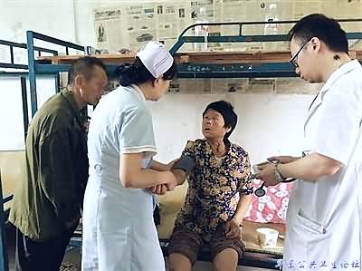 武汉市普爱医院医务人员为灾民提供医疗服务