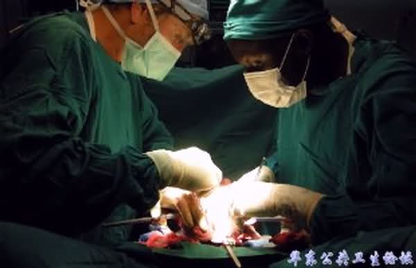 两名医生在为患者做手术（卢旺达）