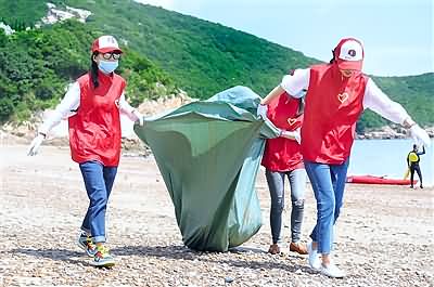 舟山志愿者在海滩上捡拾垃圾