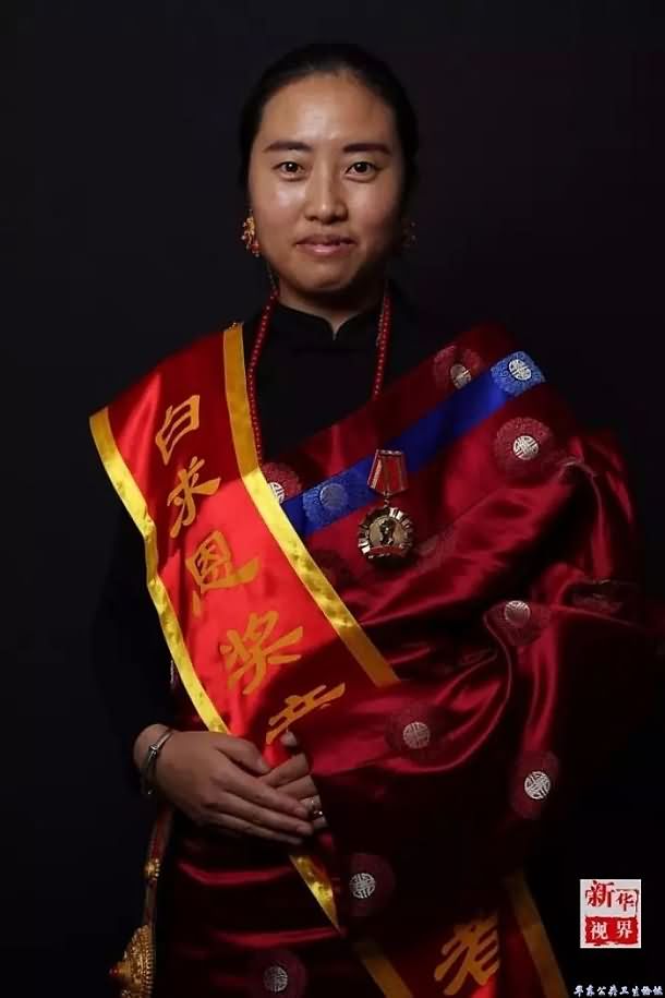 四川甘孜炉霍县斯木乡中心卫生院副院长、医师谭晓琴（藏族）获得“白求恩奖章”